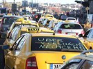 Necelé dvě stovky taxikářů blokují kvůli stávce pražskou magistrálu ve...