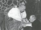 Praský arcibiskup kardinál Karel Kapar a Emil Hácha ve Svatováclavské kapli...