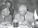 Antonín Novotný se sovětským vůdcem Nikitou Chruščovem (z knihy Českoslovenští...