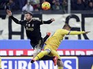 Andrea Barzagli z Juventusu Turín (nahoe) ve vzduném souboji s Federicem...
