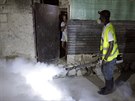 Boj s komáry, kteí penáejí virus zika, na Haiti.