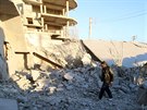 Usedlíci prohledávají trosky budov ve mst Anadan v syrské provincii Aleppo po...