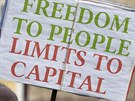 Na transparentu je napsáno: Svobodu lidem, omezení kapitálu. Úastník pochodu...