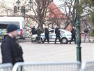 Policisté odváejí mue, který stílel do vzduchu z poplané pistole v Praze na...