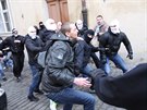 Momentka z bitky mezi odprci a píznivci uprchlík v Thunov ulici v Praze,...