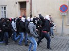 Momentka z potyky mezi skupinami demonstrant v Thunovské ulici v Praze, jak...