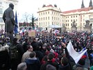 Atmosféra na Praském hrad ve chvíli, kdy tu zaala hlavní demonstrace proti...