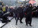 Policejní tkoodnci zatýkají výtrníky, kteí se snaili dostat na Hradanské...