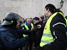 Policie a antikonfliktní tým uklidují situaci pod Praským hradem, odkud se...