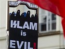 Islám je zlom, objevilo se na jednom z transparent, které vlály pi...