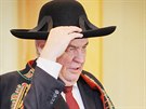 Prezident dostal jako dárek od hejtmana Václava lajse chodský kabát, klobouk a...