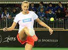 Petra Kvitová si trénink v rumunské Klui zpestila nohejbálkem.