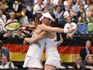 výcarská tenistky Belinda Bencicová a Martina Hingisová se radují z výhry ve...