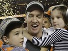 Peyton Manning si uívá radosti se synem Marshallem a dcerou Mosley.