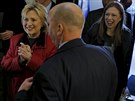 Hillary Clinton se svou dcerou Chelsea (vpravo) vítá dobrovolníky pracující na...