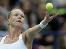 Nizozemská tenistka Kiki Bertensová servíruje v duelu Fed Cupu proti Rusku.