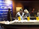 Návtvníci si prohlíejí model Titaniku na výstav Titanic v Praze-Letanech.