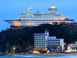 Sun Cruise Resort, Donghae, Jižní Korea. Tohle je jediná luxusní obří loď na...