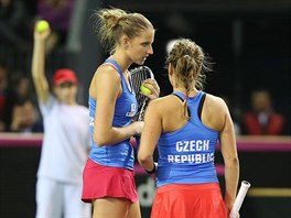 JAK TO UDLME? Karolna Plkov a Barbora Strcov v deblovm utkn Fed Cupu...