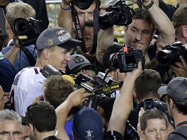 Peyton Manning z Denveru v obleen novin a fotograf po triumfu v Super...