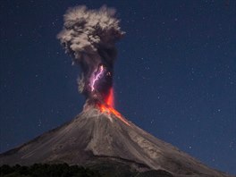 Na fotce vidíte stratovulkán Colima, známý také jako Ohnivá sopka, který je...