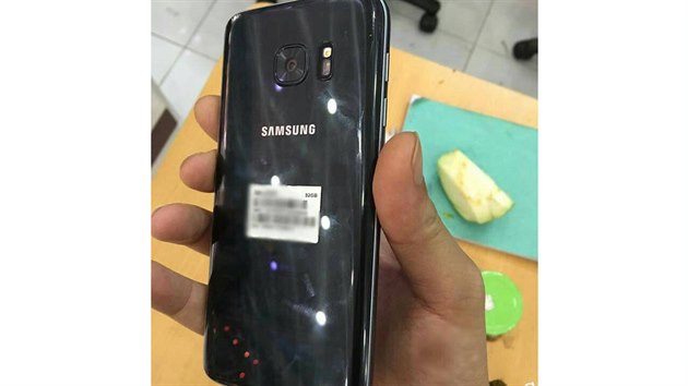 Telefon bude opt odoln. Navrt se i slot pro pamov karty. Baterie ale bude zabudovan. Samsung svoji novinku nevybav novm konektorem USB Type-C.