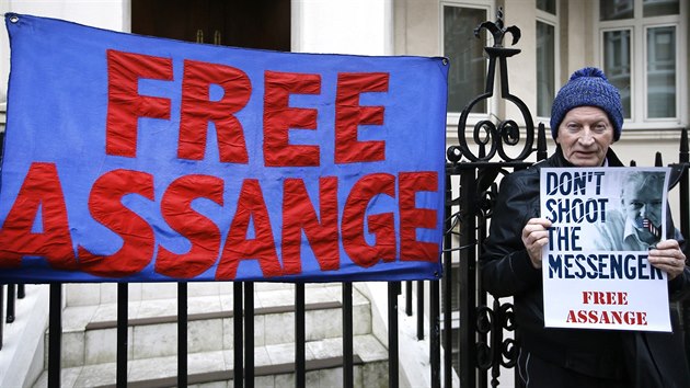 Stoupenci Juliana Assange před ekvádorskou ambasádou v Londýně (4. února 2016)