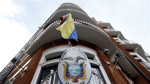 Julian Assange se od roku 2012 skrýval na ekvádorské ambasádě v Londýně (4. února 2016)