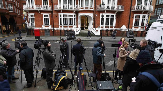 Britt novini ped ekvdorskou ambasdou v Londn, kde se skrval Julian Assange (Snmek z 5. nora 2016)