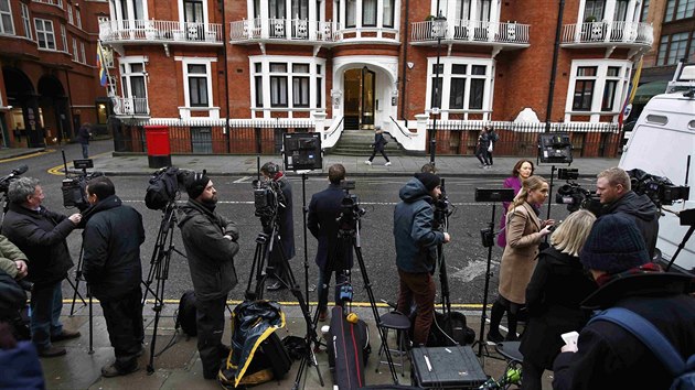 Brit�t� novin��i p�ed ekv�dorskou ambas�dou v Lond�n�, kde se skr�val Julian Assange (Sn�mek z 5. �nora 2016)