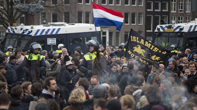 Demonstrace odprc islmu v Amsterdamu (6. nora 2016)