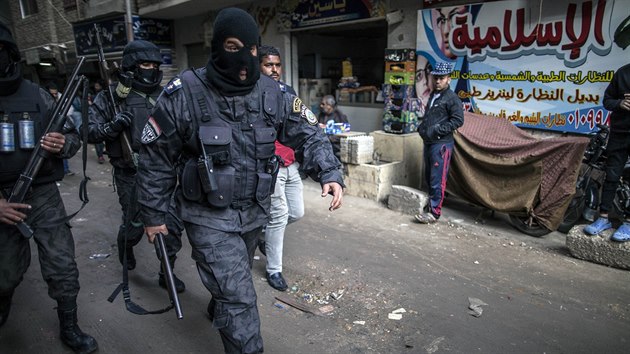 Egyptsk policie kontroluje ulice Khiry. Reim ped ptm vrom svren Mubaraka avizoval, e dn protesty nebude tolerovat. (25. ledna 2016)
