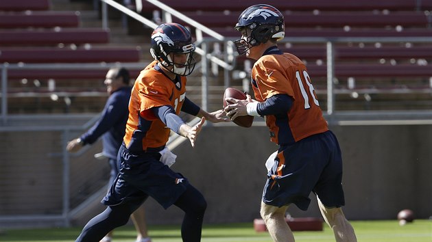 Peyton Manning (vpravo) a Brock Osweiler z Denver Broncos pi trninku.