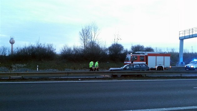 Dopravní nehoda na D7 ve směru z Prahy na Chomutov (8. února 2016).