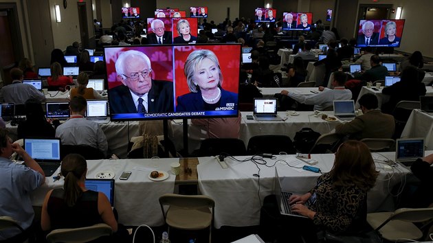 Hillary Clintonov a Bernie Sanders na obrazovce bhem televizn debaty v Durhamu (4. nora 2016)