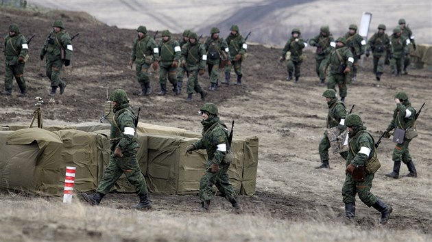 Manévry ozbrojených jednotek samozvané Luhanské lidové republiky na východě Ukrajiny (3. února 2016)