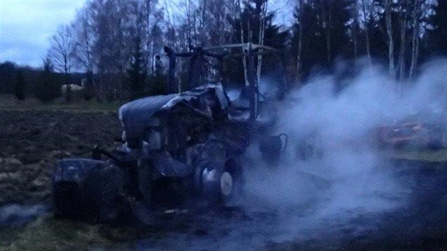 Na poli nedaleko Skaln na Chebsku shoel traktor, hasii k mstu poru mli patn pstup.