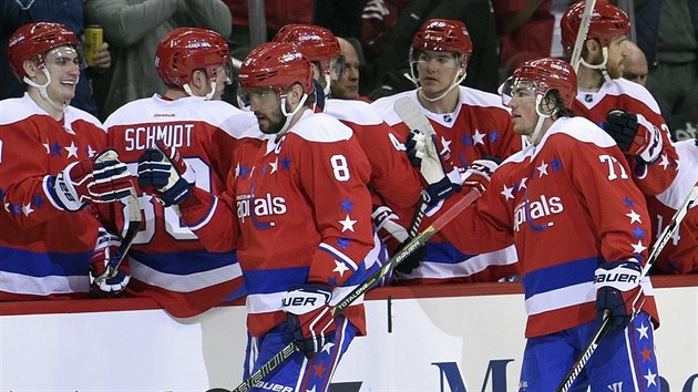 Rusk hokejista Alexandr Ovekin slav gl se spoluhri z Washingtonu.
