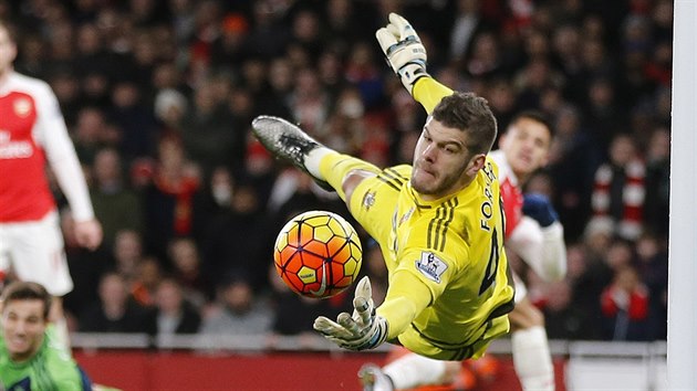 KOUZELNK. Fraser Forster, brank Southamptonu, doslova zaaroval vlastn branku v zpase s Arsenalem.