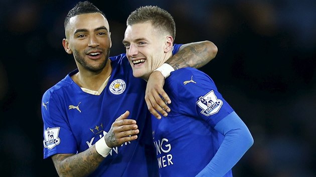 Danny Simpson a Jamie Vardy z Leicesteru po vtznm utkn proti Liverpoolu.