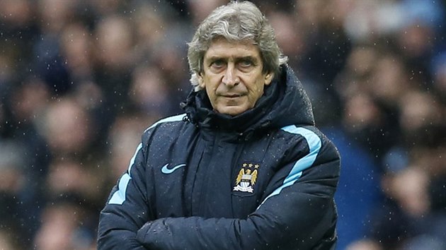 TO NEN DOBR START...kal si pravdpodobn trenr Manchesteru City Manuel Pellegrini pot, co jeho tm hned ve tet minut inkasoval.