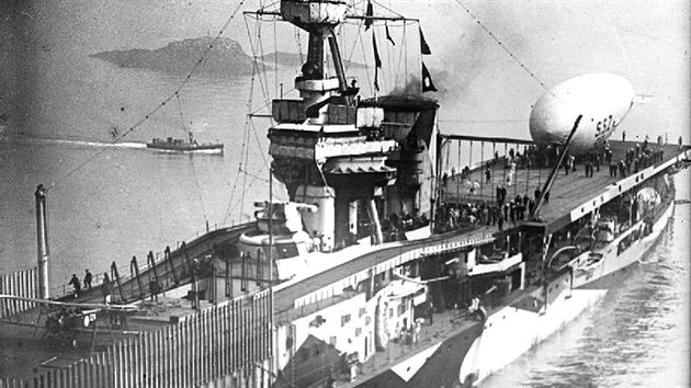 Letadlová loď Furious v roce 1918, po přestavbě spočívající v instalaci přistávací paluby na zadní části lodi. Dvouplošník je typu Strutter.