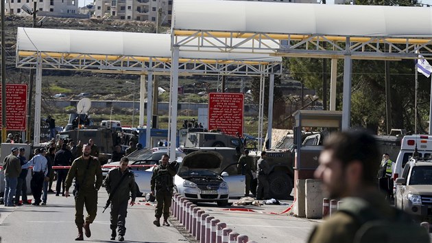 Pi nedlnm incidentu palestinsk policista z Ramallhu postelil ti izraelsk vojky (31. ledna 2016)