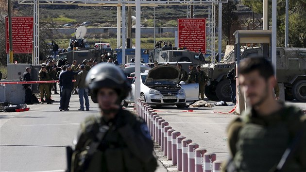 Pi nedlnm incidentu palestinsk policista z Ramallhu postelil ti izraelsk vojky (31. ledna 2016)