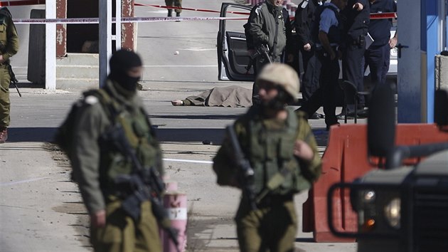 Pi nedlnm incidentu palestinsk policista z Ramallhu postelil ti izraelsk vojky (31. ledna 2016)