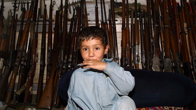 Se zbraněmi přichází v Afghánistánu do kontaktu i ti nejmenší.