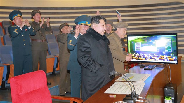 Severokorejsk vdce oslavuje po spnm vyputn balistick rakety (7. nora 2016)