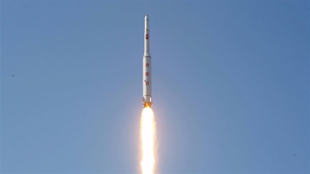 Balistick raketa, kterou odplila v nedli Severn Korea, vynesla na obnou drhu dva objekty (7. nora 2016)