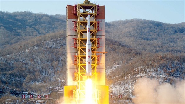 Balistick raketa, kterou odplila v nedli Severn Korea, vynesla na obnou drhu dva objekty (7. nora 2016)