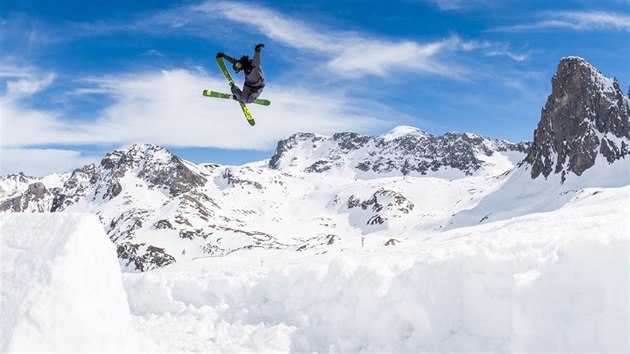 Dan Hanka lyoval a prohnl se ve skateparcch na bruslch, jako freeskier ob dovednosti spojil.